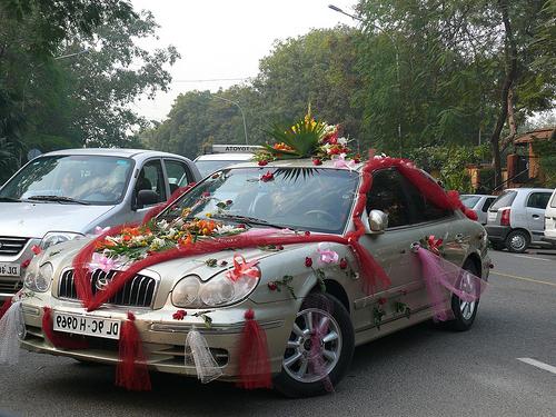 Hvordan man kan dekorere en bil til et bryllup