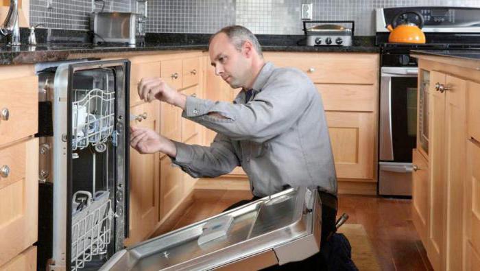 Tilslutning af opvaskemaskinen til vandforsyningen og kloakken: trinvise instruktioner