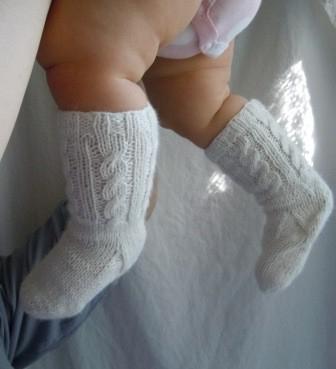 Læringsarbejde til unge mødre: Hvordan strikes strømper til nyfødte med strikkepinde