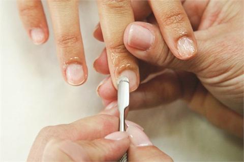 Instruktioner om hvordan man fjerner negle i hjemmet