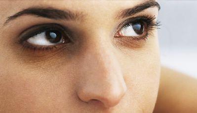 Sådan fjerner du blå mærker under øjnene fra virkningen: dokumenterede metoder